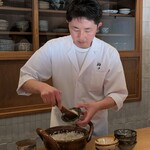 好日 - 大将がごはんをよそってくれます。