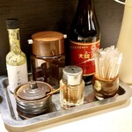 ポンチ軒 - 左奥から　柚子ペッパーソース、豚かつソース、             ウスターソース、岩塩、唐辛子　と様々です。