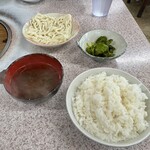 伊賀食堂 - めし大、味噌汁、うどん玉、漬物が先に届きます。