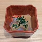 好日 - ヒラメの胡麻醤油掛け：今朝〆たばかりの寒ビラメは、肉厚で良い噛み応えが有り弾力を感じます。とても美味しい！