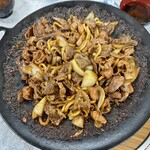 伊賀食堂 - うどん玉にタレが染み込み出したら完成です。