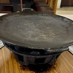 伊賀食堂 - 待っている間ホルモン鍋をチンチンに温めてます！