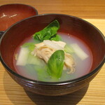 好日 - 煮物 ：三河湾の100ｇはあろうかという手掘りの蛤を煮びたしにしてあります。白菜、うど、芽キャベツも使われています。