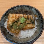 好日 - “富山有機栽培のこしひかり” の白米で 太刀魚と大葉の天ぷらを天つゆに潜らせてごはんにのせていただきました。