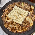 伊賀食堂 - 7割くらい火が通ったところでうどん玉を投入！