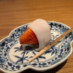 好日 - 甘味 ： 愛西市の久保いちご農園の苺とこし餡を求肥で巻いた苺大福です。ビジュアルも良く、苺の甘酸っぱい酸味と餡の甘味のバランスがとても良いですネ！