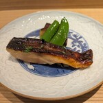 好日 - 焼物：北海道の本鱒を木の芽焼きにしてあります。 とてもジューシーな原木椎茸とプリプリシャキシャキ食感のスナップエンドウを魚醤で炒めて添えてあります。