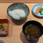 好日 - ご飯物 ： ① 土鍋で炊き立て 新米の ”龍の瞳”。 ② ヒラメの胡麻醤油掛け：今朝〆たばかりの寒ビラメは、肉厚で良い噛み応えが有り弾力を感じます。とても美味しい！ ③ 赤だし。 ④ 香の物：胡瓜、大根、白菜。