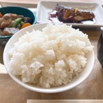 おふくろ亭 - ご飯。普通盛りでこの量。太っ腹です。