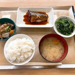 おふくろ亭 - サバの煮付け、筑前煮、ほうれん草の胡麻和え、ご飯、味噌汁です。身体に優しいメニューにしてみました。