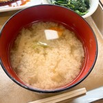 おふくろ亭 - 味噌汁。具が見えないですが、底ににんじん、大根、豆腐等が結構入ってます。