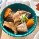 おふくろ亭 - 筑前煮。150円税込。比較的大ぶりの煮物がこれだけ入ってこの値段。椎茸がいい味出してました。