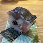 食堂Light - 炙り鯖の棒鮨  中に昆布の佃煮が入っている 海苔で巻いていただいたが大葉の香りがアクセントになっていいね！