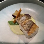 西麻布 しるく屋 - 真鯛の鉄板焼き。ソースも美味しい。