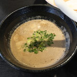 弘明寺丿貫 - 味に男子込みの濃厚つけ蕎麦のつけ汁