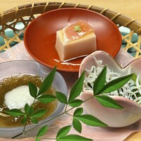 和食 清水 - [ランチ 清水小町 4700円] 前菜 青菜浸し しらす / 水雲酢 落とし芋 / 桜葛寄せ豆腐 生ハム 山葵 美味出汁餡