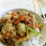 平和食堂 - コンビーフとうふをご飯の上にのっけたところ