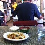 平和食堂 - コンビーフとうふ500円と店内の様子