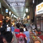 春駒 - さらに薬屋の前に行列が並んでいます。