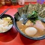 家系総本山 吉村家 - ラーメン 中盛・ライス・のり・型崩れのゆで卵