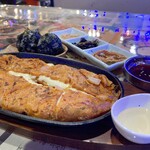 韓国居酒屋 ダンバム - チーズキムチチヂミ＆チュモッパン＆お通し