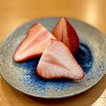 小判寿司 - とちおとめ。抜群の甘さはイチゴ大好き人間にはたまりませんლ(´ڡ`ლ)