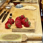 小判寿司 - 薄葉ファームの今朝取れ苺。毎日採れたてを入荷してしているそうで今日は入荷があり、ラッキー♡