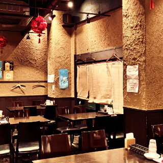 25~30名程度で半貸切も可能なメインフロア