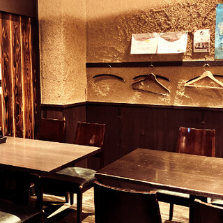 ボックス席のように使える落ち着いたテーブル席(最大8名)