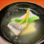 馳走 啐啄一十  - ⑤愛媛八幡浜白甘鯛のお椀  
      　6年寝かし敦賀蔵囲昆布