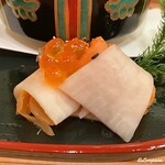 290022945 - 鮭の酢大根巻にいくら添え