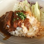 豊浜サービスエリア(上り) レストラン 千登世 - あいのり丼はカツカレーとカツ丼のハーフハーフ（それぞれはまずまず美味しいんですが・・・真ん中の味が交わる辺りはちょっと微妙です＾＾）