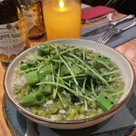 オービカ モッツァレラバー - エンドウ豆とスナップエンドウ、豆苗のもち麦入りスープ。食べ応え抜群です