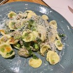 オービカ モッツァレラバー - サルシッチャと菜花のニョッキ。菜花のほろ苦さとサルシッチャのスパイスが