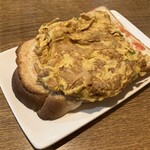 ヒンホイ - インドのスパイシーオムレツトースト。
ムダにサラダとかが付いてないのもイイね。