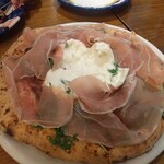 Pizzeria IL Porto - プラータ（プラータチーズ切開後）