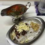 かれーの店 うどん  - スパイシー豆のスープカレー、ご飯大盛り、スパイシーひき肉、チーズ、焼トマト