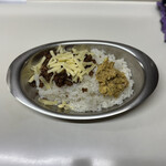 かれーの店 うどん  - スパイシー豆のスープカレー、ご飯大盛り、スパイシーひき肉、チーズ、焼トマト