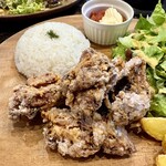 バズカフェ バイ アネラ - ジャークからあげプレート
