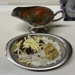 かれーの店 うどん  - スパイシー豆のスープカレー、ご飯大盛り、スパイシーひき肉、チーズ、焼トマト