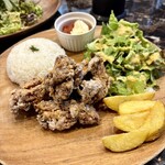 バズカフェ バイ アネラ - ジャークからあげプレート