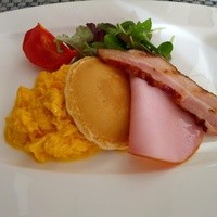 R restaurant & bar - 最初の朝食はスクランブルエッグ
