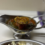 かれーの店 うどん  - スパイシー豆のスープカレー、ご飯大盛り、スパイシーひき肉、チーズ、焼トマト