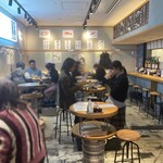 ニカイノオアシス - 店内、右手に厨房とカウンター席
中央は円卓のテーブル席