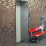 みっちゃん食堂 - ③管理棟１階  奥にエレベーター