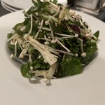 ワインとイタリア料理 141 - 極みエノキとルッコラのサラダ