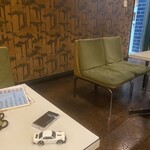 モンシェリー - 手の込んだ壁紙と床材の艶に絶妙な色遣いの椅子映える