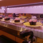 Kaitensushi Marukuni - 回転レーンの上に、注文品が直送されるレーンがあります