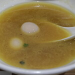 NIBOSHI MANIA - そこに残ったスープ。煮干しを使っているので結構茶色