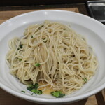 NIBOSHI MANIA - スパイスサーモンカレーの和え玉の麺と油ダレ